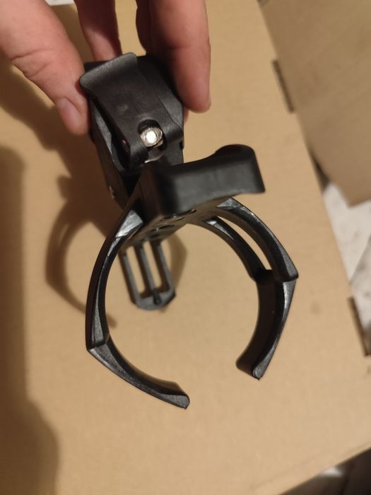 Koszyk na bidon z klamrą do montażu na kierownicy