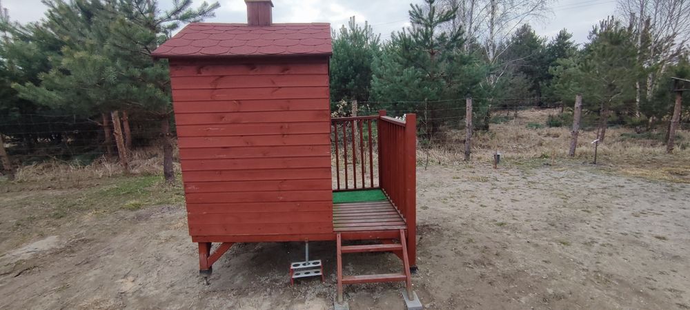 Domek dla małych dzieci z wejściem