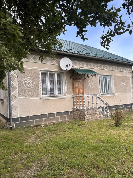 Цегляний будинок з європарканом, дахом з металочерепиці та гаражем, с. Голинь