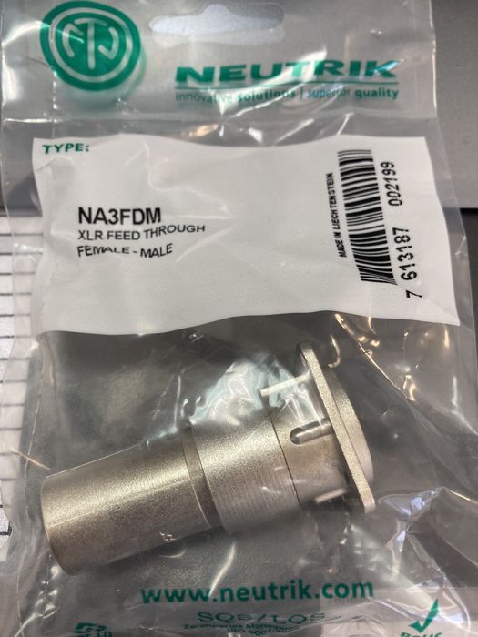 Adaptador Neutrik 3pin XLR F para XLR M