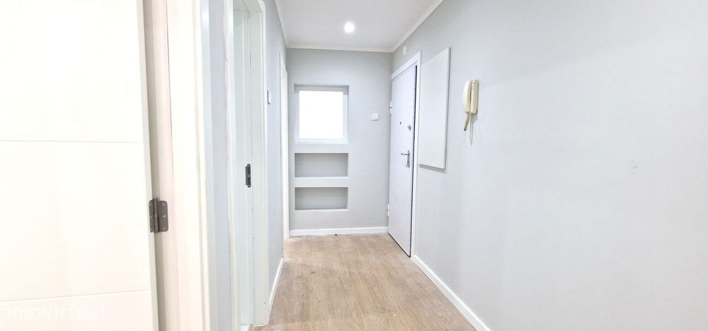 Charmoso T2 Renovado com Terraço O Refúgio Familiar Perfeito com Elegâ — Venteira, Lisboa