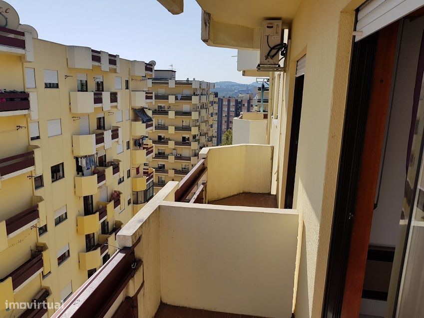 T1 mobilado com varandas em prédio com elevador
