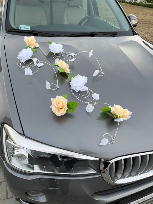 Biało kremowa dekoracja samochodu na auto ślubne kwiaty stroik
