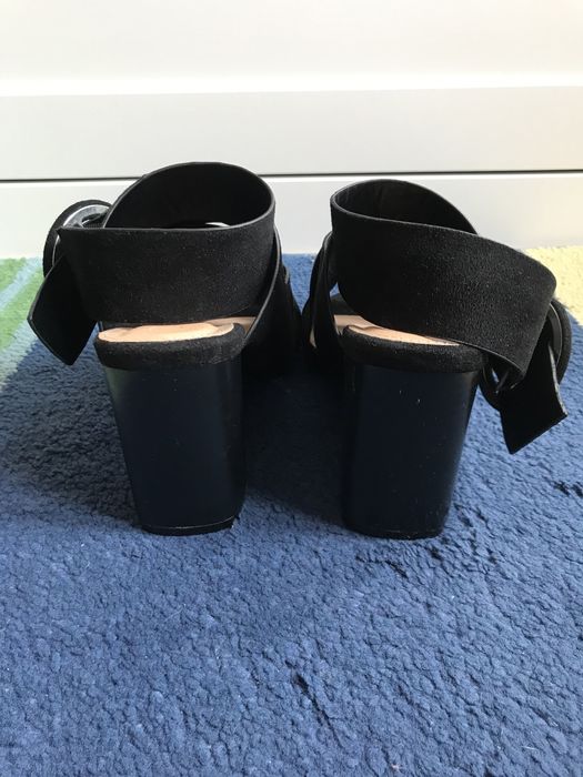 Buty sandały na klocku V by Very