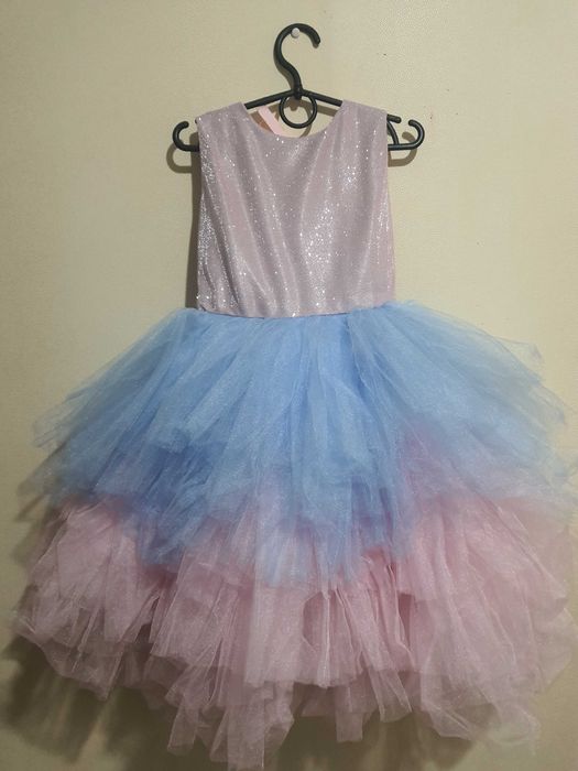 Святкова сукня, гарна, пишна, блискуча сукня. На Новий рік, випускний