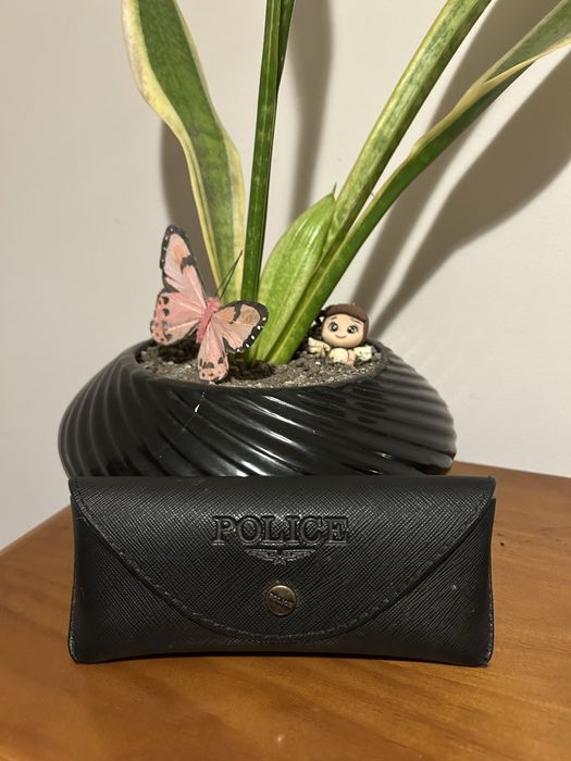 2 caixas de oculos prada e police