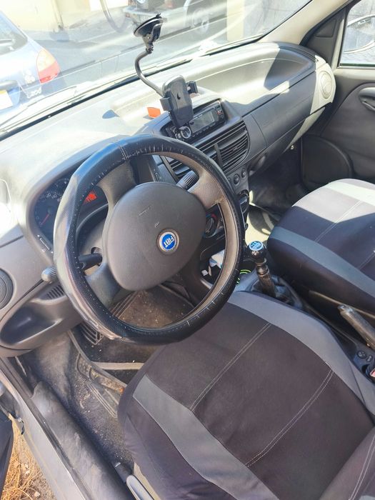 Fiat Punto 2004, Carro económico e confortável para o dia a dia. Encontra-se em bom estado geral, com 2 pneus novos.