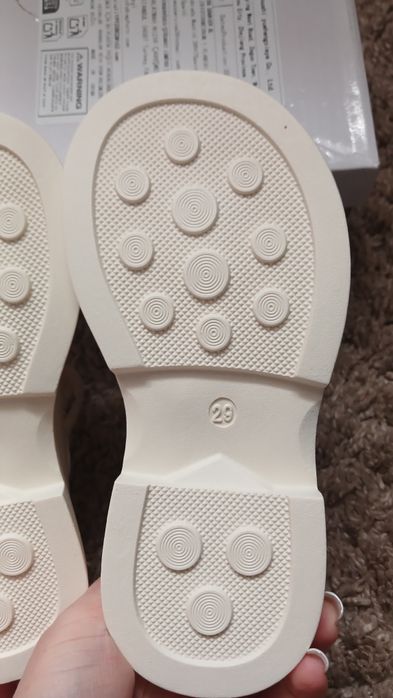 Нові босоніжки для дівчинки