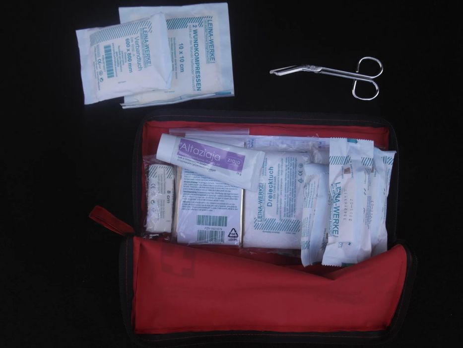 AUDI A4 B6 APTECZKA SAMOCHODOWA BANDAŻE GAZY NOŻYCZKI KOC TERMICZNY 4B0860281