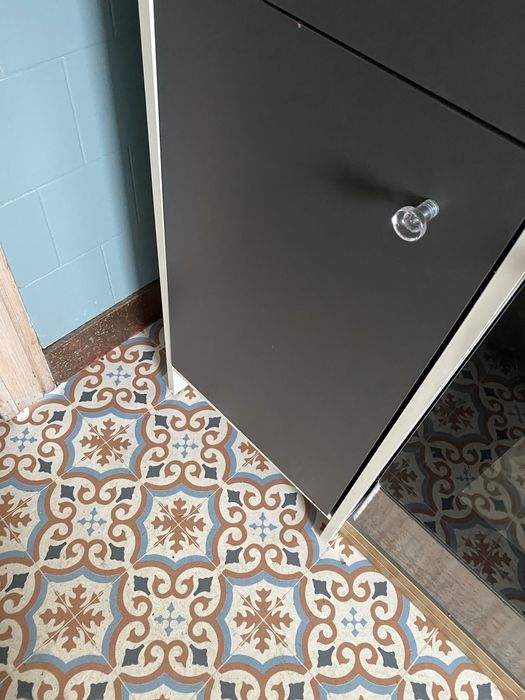 Szafki kuchenne (bez AGD), wszystkie widoczne na zdjeciach.