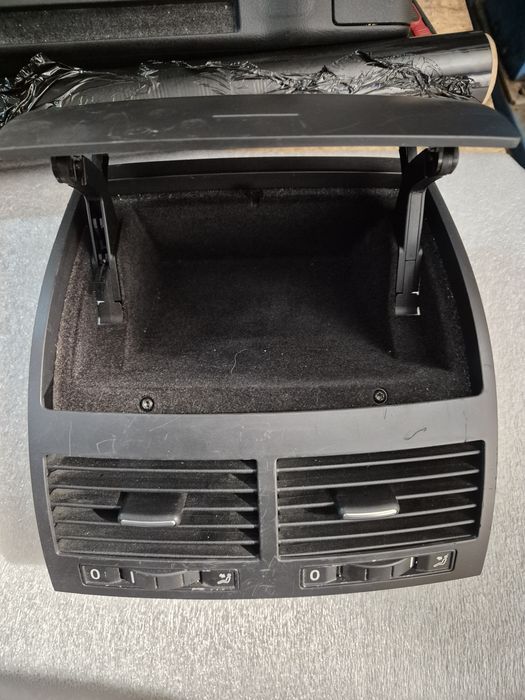 Kratki nawiewu schowek VW Touareg 7L