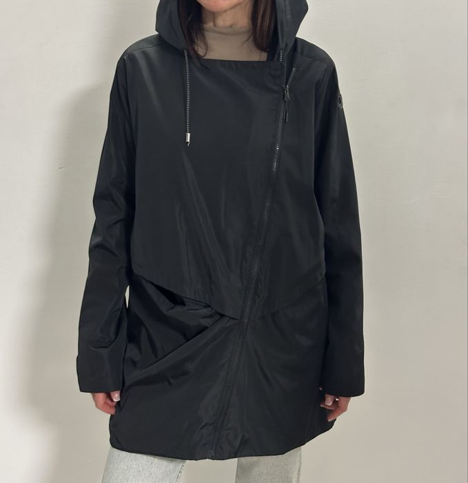 Лёгкий дождевик черного цвета