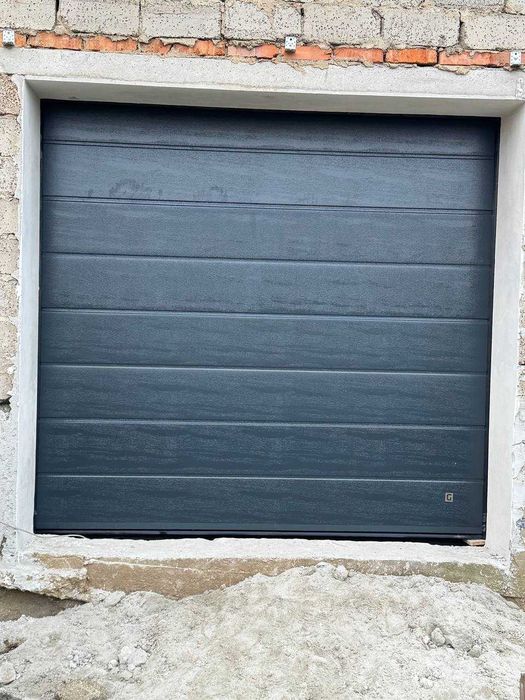 Автоматичні секційні ворота ТМ GANT шир.3000 вис.2500 антрацит RAL7016