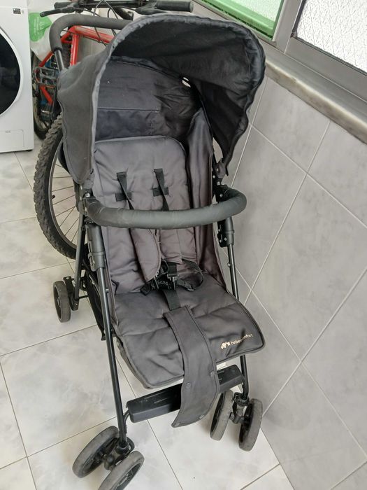 Carrinho bebe de passeio muito leve e bastante confortável.