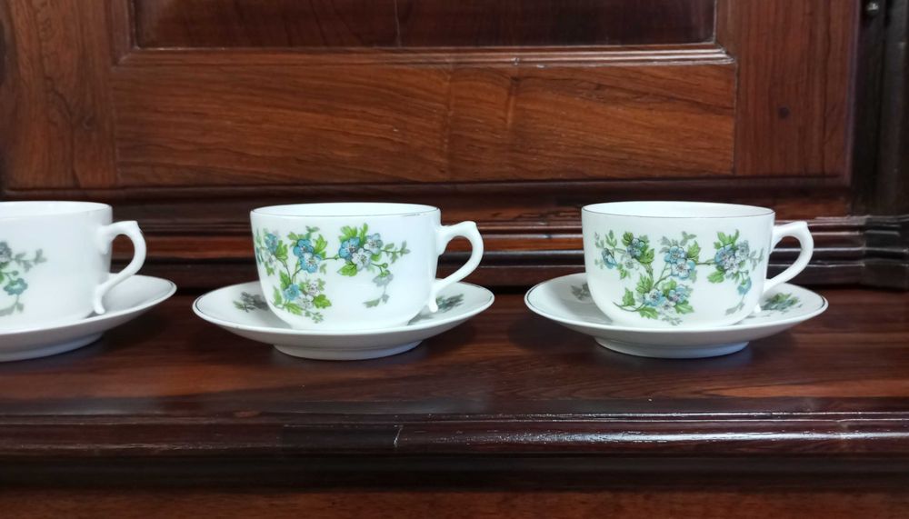 Antigo conjunto de 6 chávenas de chá com pires Vista Alegre