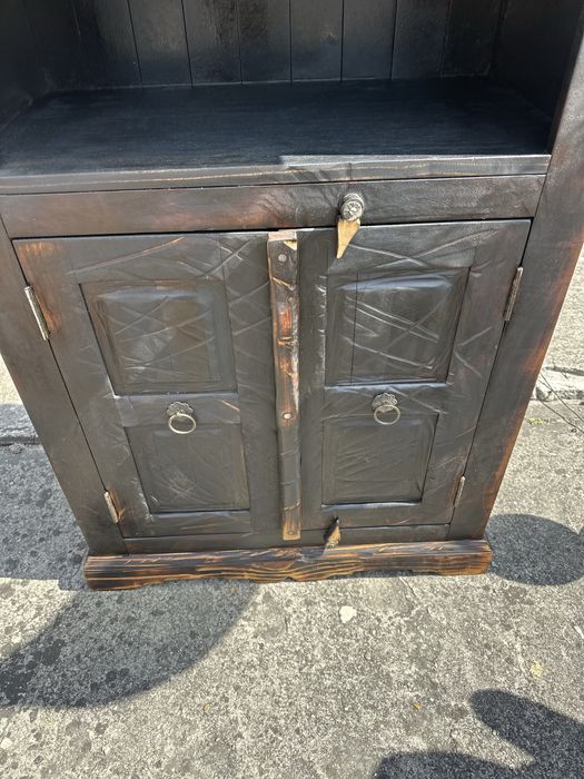 Drewniany stylowy regał