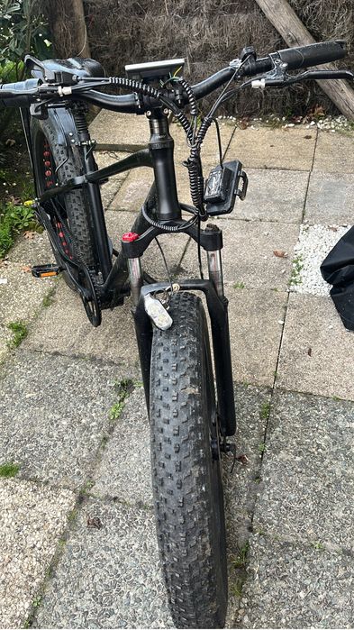 Bicicleta elétrica, se encontra em bom estado, alguns arranjos a fazer, sem bateria.