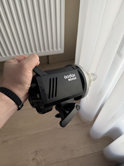 Студійний спалах Godox MS200