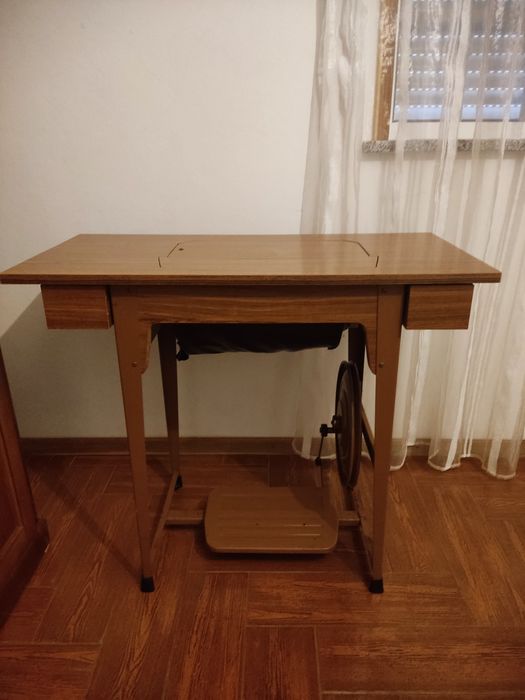 Máquina de costura Oliva + Mesa de suporte (a trabalhar)