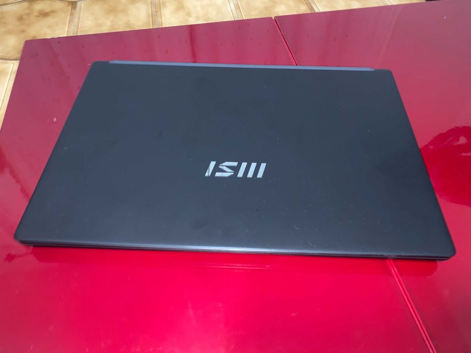 Portátil MSI 15.6" Modern 15 B7M-213XPT Classic Black