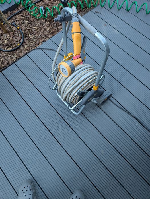 Wózek na wąż Hozelock + wąż 38m 1/2" + zraszacz Fiskars Solid M + złączki