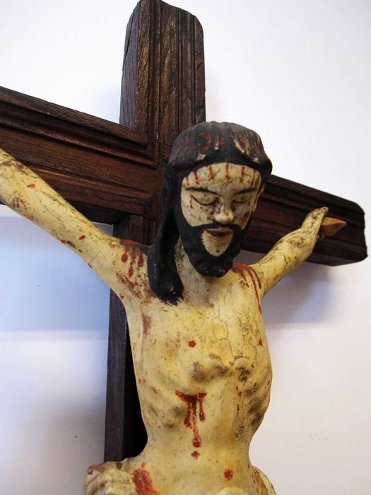 antigo crucifixo em pau santo com Cristo policromado-Sec. XIX - XX