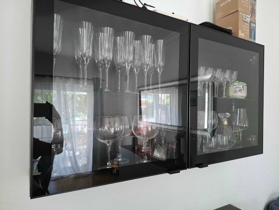 Vitrine Suspensa IKEA BESTÅ com portas em vidro fumado | 120 cm