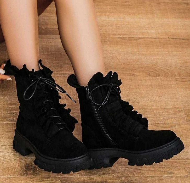 Czarne zamszowe botki falbanka rozmiar 39