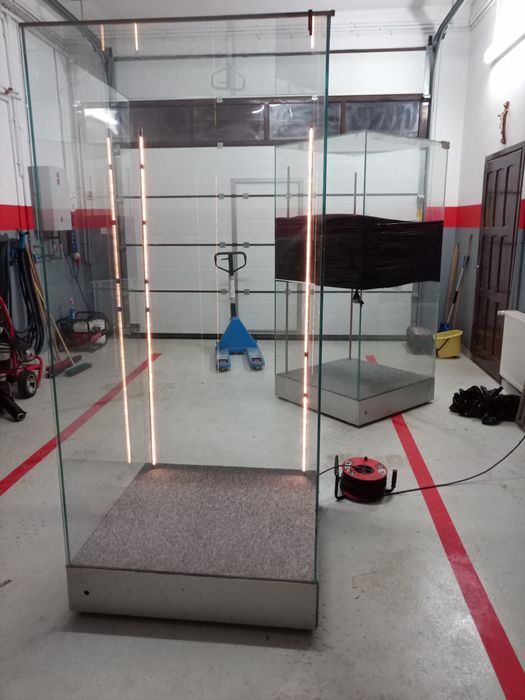 Gablota szklana z podświetleniem LED