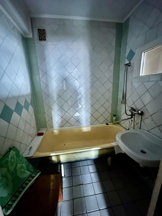 Продам  трикімнатну квартиру.