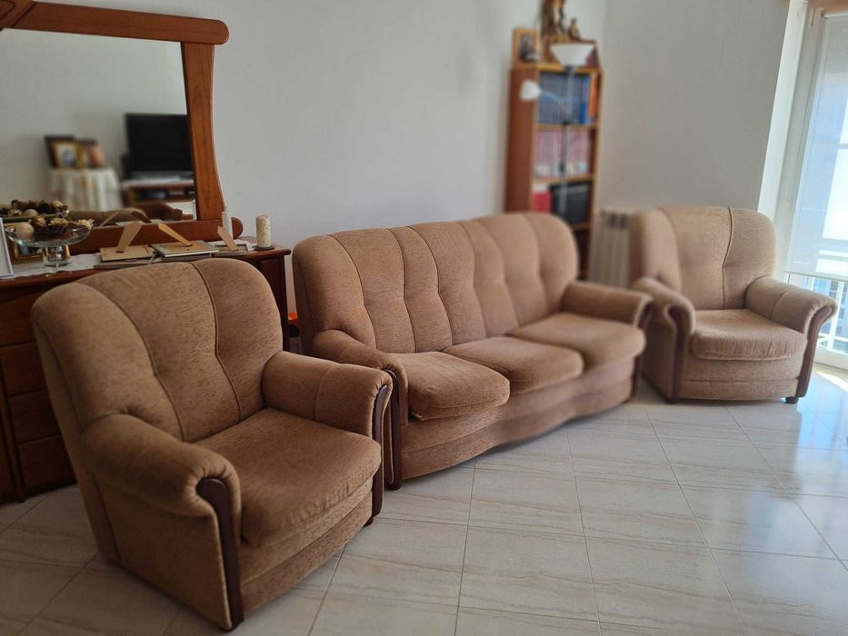 Terno de sofás em tecido com cama