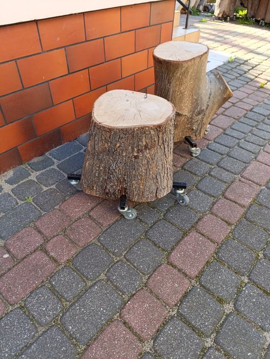 Stołki z pieńka na kółkach