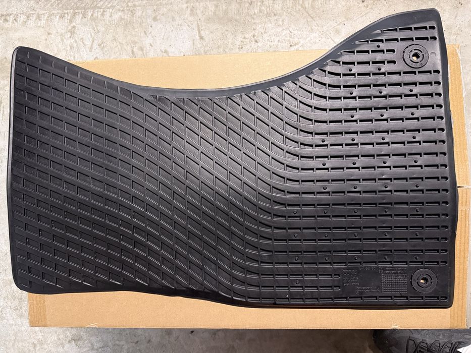 Оригінальний пасажирський передній коврик Audi A4B8