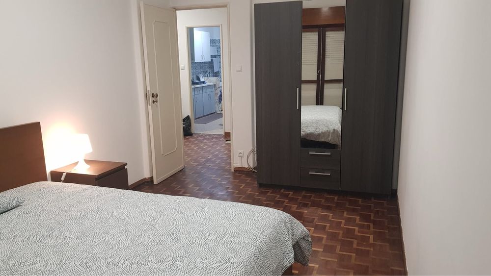 Quarto casal com varanda para arrendar no Cacem bem localizado