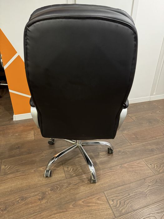 Офісні крісла / різні моделі, зручні, у хорошому стані