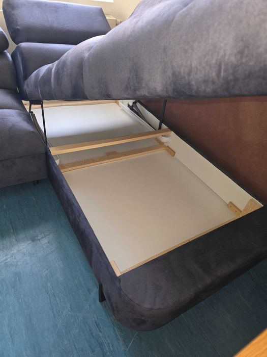 Sofa narożna z regulowanymi zagłówkami oraz z funkcją spania