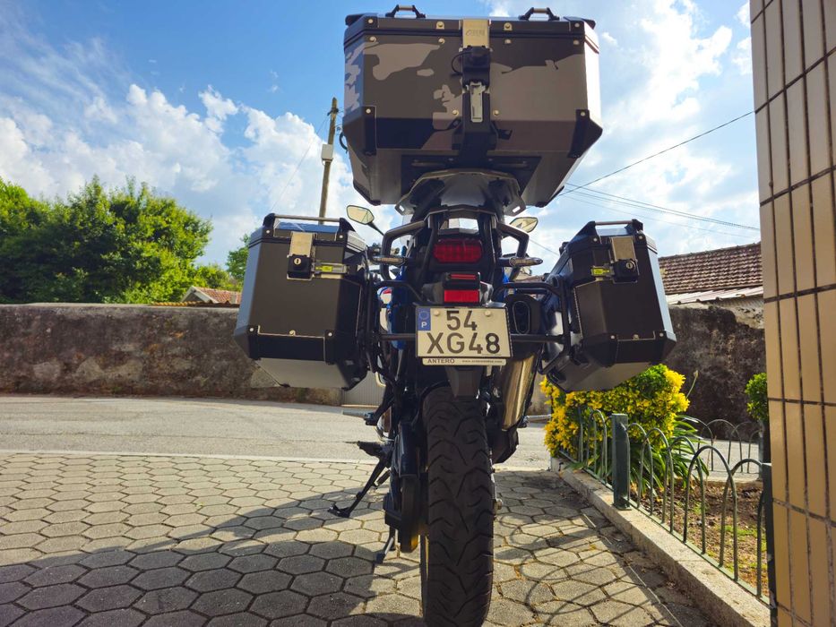 Vendo Honda Africa Twin Adventure Sports de 2019, com apenas 17.800 km, em excelente estado geral, muito estimada e pronta para qualquer aventura.