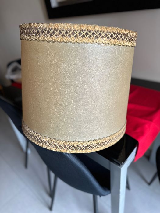 Abajur cor creme em Tela com galão decorativo