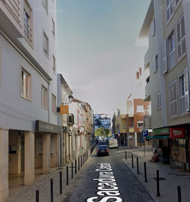 Atelier com kichenette e wc com poliban no centro de Alenquer