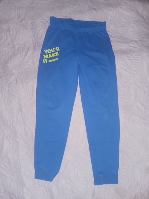 Spodnie dresowe na chłopca.