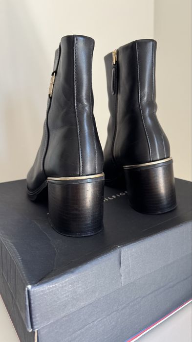Botins em pele da Tommy, muito bons!!