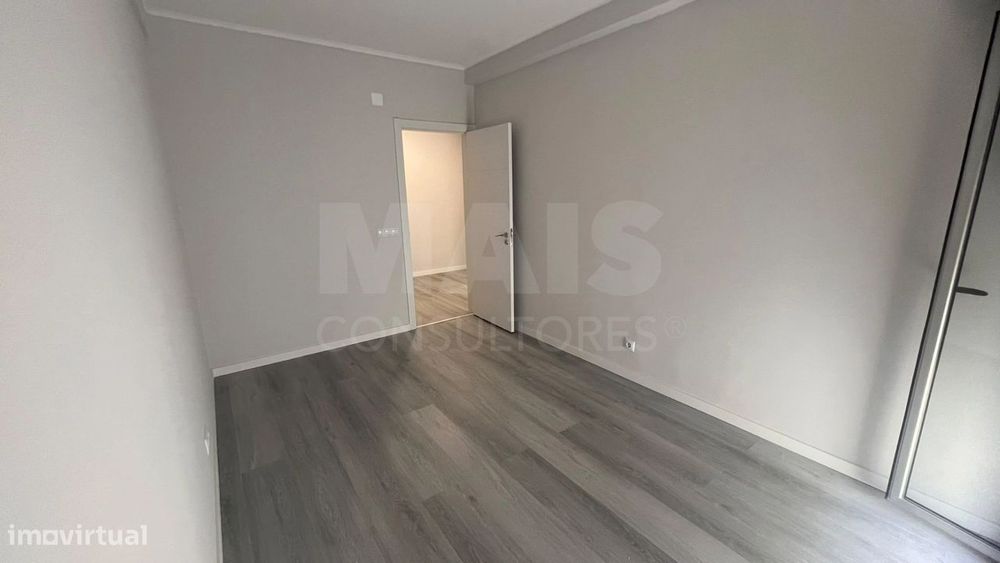 T2 Remodelado com Varanda em Oeiras