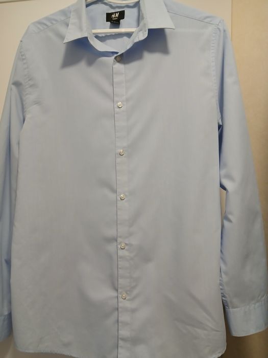 Несколько мужских рубашек, разных цветов и качества