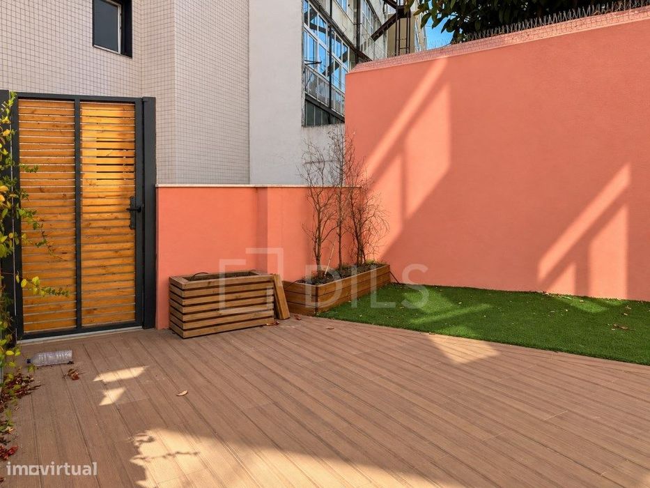 Apartamento T1, mobilado, com terraço e 1 lugar de estacionamento