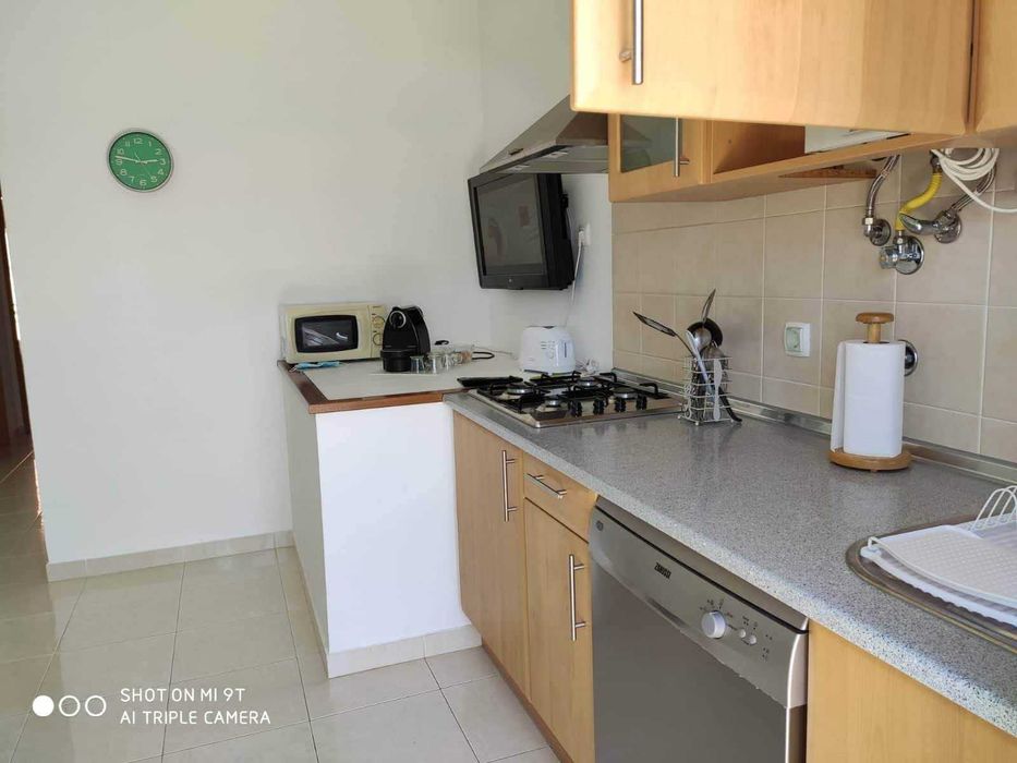 Aluga-se apartamento T2 na Zambujeira do Mar, localizado a apenas 5 minutos da praia a pé.