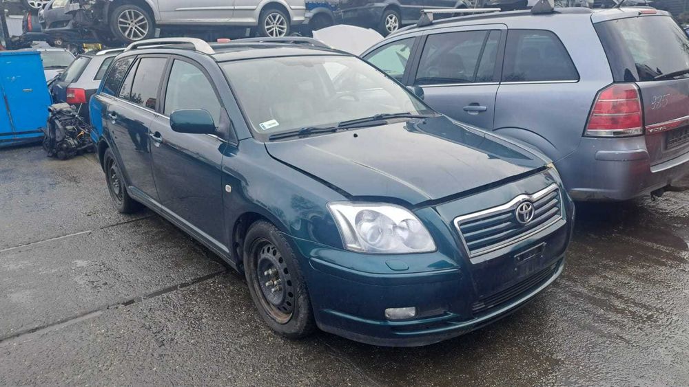 zderzak  przód  Toyota Avensis T25