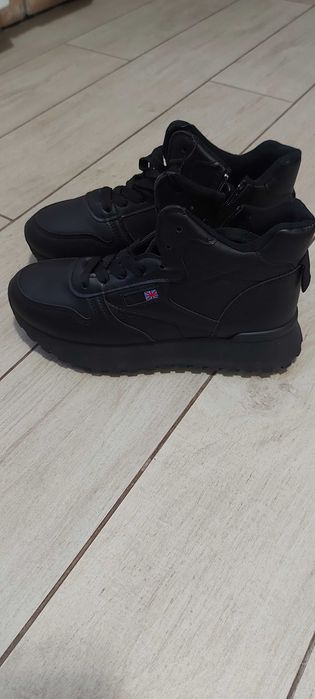 Кроссовки женские