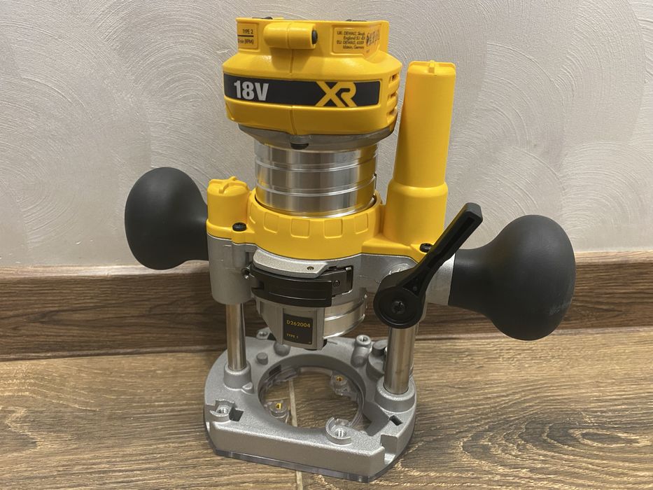 Фрезер DeWalt DCW604NT