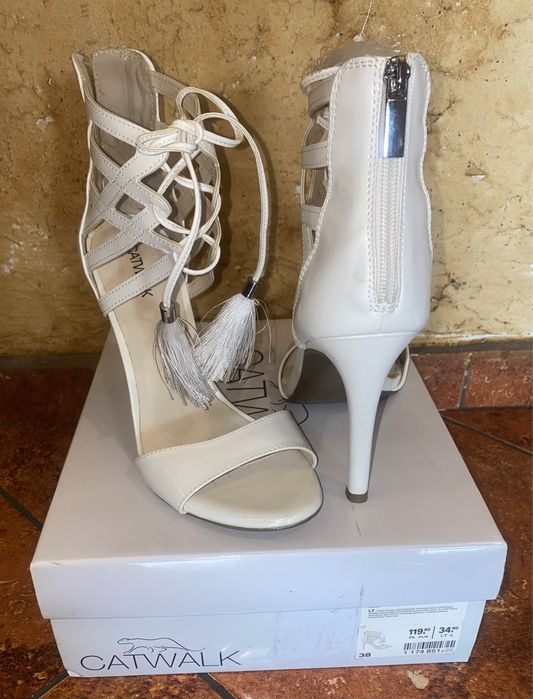 Białe nowe sandałki