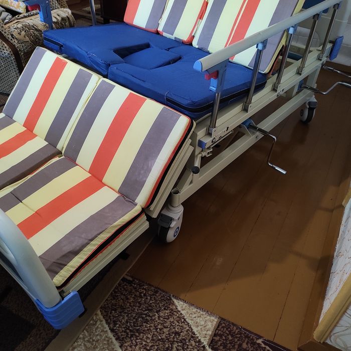 Ліжко для лежачих, механічне з функцією туалету і бокового повороту